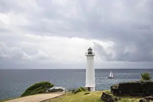 Drucke von Weißer Leuchtturm an steilem Küstenabschnitt. Dramatische Wolken mit Blick aufs Meer, reine Karibik am Le Phare du Vieux-Fort auf Guadeloupe, französische Antillen, Frankreich Guadeloupe Drucke: Weißer Leuchtturm an steilem Küstenabschnitt.