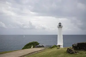 Bilder Datiert 3. Februar 2024: Weißer Leuchtturm an steilem Küstenabschnitt.