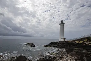Bilder Datiert 3. Februar 2024: Weißer Leuchtturm an einer steilen Küste.