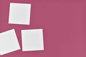Text Free Space Pictures Drucke: Three empty white paper notes on side of pink background with empty copy space