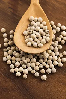 Bright White Background Drucke: White pepercorn