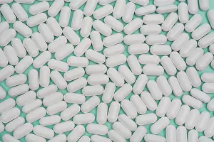 Healthcare System Concept Drucke: Many white pills as an abstract background