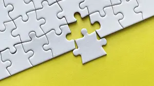 Deserted Jigsaw Puzzle Scene Drucke: White puzzle with a missing piece on a bright yellow background