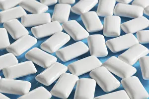 Blue Background Sweets Drucke: White rectangular Chewing gums on blue