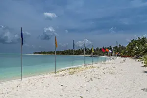 Union Territory Beaches Drucke: White sand beach with many flags
