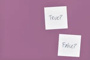 Single Colored Background Design Drucke: White sticky notes with words True? and False