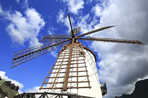 White Windmill Spain Drucke: White windmill against a blue sky with clouds