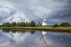 Dutch Windmill Landscape Drucke: White windmill over clouded sky, Netherlands
