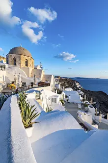 Mediterranean Evening Light Drucke: Whitewashed architecture at sunset