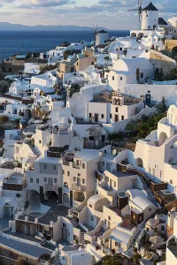 Mediterranean Evening Light Drucke: Whitewashed architecture at sunset