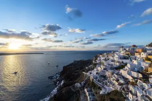Santorini Sunset Drucke: Whitewashed architecture at sunset