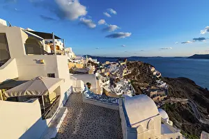 Mediterranean Evening Light Drucke: Whitewashed architecture at sunset