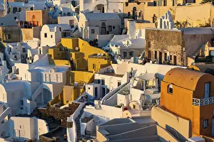 Mediterranean Evening Light Drucke: Whitewashed architecture at sunset