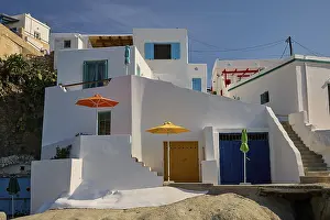 Whitewashed Buildings Greece Drucke: Whitewashed buildings with colored doors and umbrellas