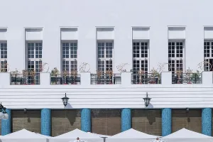 Indian Architecture Photos Drucke: Whitewashed facade, balconies