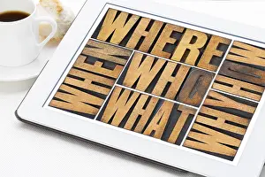 Drucke von Wer, was, wie, warum, wo, wann Fragen - Brainstorming- oder Entscheidungsfindungskonzept - Collage von Wörtern in vintage Letterpress-Wood-Type auf einem digitalen Tablet mit einer Tasse Kaffee Genf Drucke: Wer, was, wie, warum, wo, wann