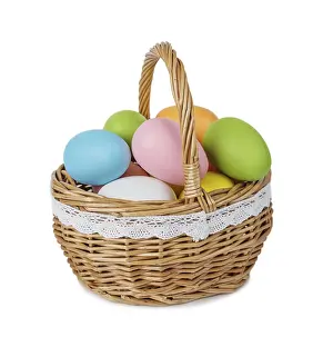 Traditional Easter Decoration Drucke: Wicker basket with multicolored Easter eggs isolated on white background