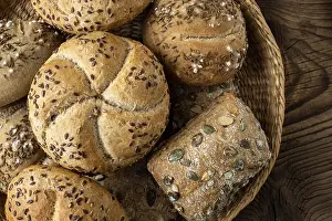 Baked Goods Assortment Drucke: Wicker basket with selection of breads and pastries