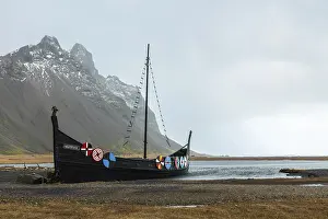 Winter Scenery In Scandinavia Drucke: Wicking ship in front of Berk backdrop