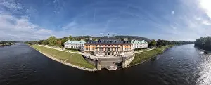Drucke von Breitwinkel, Panorama, Drohnen-Schuss, Drohnenfoto Nahansicht vom Elbe auf das Schloss Pillnitz und die Elbinsel in der Sonne, Sonnenstrahlen, Dresden, Sachsen, Deutschland Luftaufnahme Drucke: Breitwinkel, Panorama, Drohnen-Schuss.