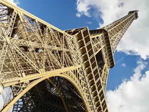 Deserted Paris Landmark Drucke: Wide angle shot of Eiffel from one of the pillars