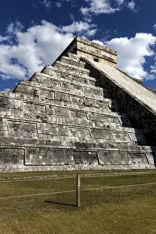 Ancient Mayan Architecture Drucke: Wide-Angle view up the Mayan pyramid of Kukulkan at Chichen Itza