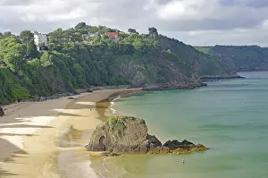 Steep Cliff UK Drucke: Wide beach with rocks and cliffs