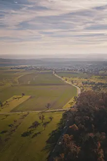 Peaceful Countryside Views Drucke: Wide fields stretch under a large sky