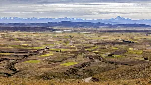 Mountain Chain Landscapes Drucke: Wide landscape with fields and distant mountains
