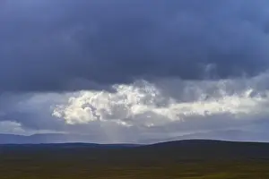 British Countryside Landscapes Drucke: Wide landscape with mountains and dramatic cloudy sky