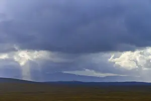 Sutherland County Landscapes Drucke: Wide landscape with mountains under dramatic sky and rays of light breaking through clouds