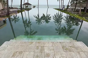 Indian Ocean Coastline Drucke: Wide marble steps go down in pool