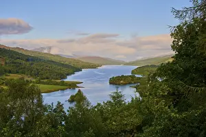 Clear Water River Scene Drucke: Wide river, surrounded by thick forests