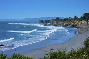 Coastal Scenery NZ Drucke: Wide view of the coast with waves