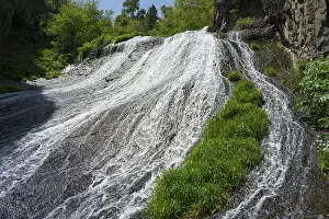 Middle East Nature Scene Drucke: A wide waterfall flows steeply down