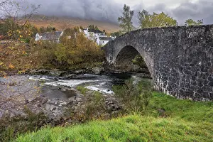 Northern European Countryside Scene Drucke: Wild river, rapids, stone bridge