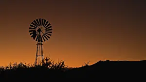 Namibia Sunrise Drucke: A wind-powered water pump at sunrise, Namibia