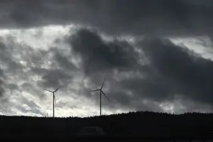 Ecofriendly Renewable Energy Source Drucke: Wind turbines in thunderstorm rain