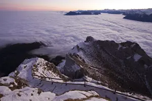 Drucke von Berg Windegg mit Rigi-Bergkette über Wolken, Pilatus-Bergkette, Luzern, Schweiz Luzern Drucke: Berg Windegg mit Rigi-Bergkette über Wolken.