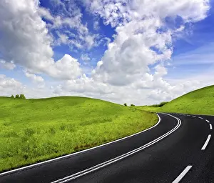 Deserted Countryside Drucke: A winding road