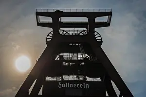 Drucke von Wendelturm, Silhouette, Kontrastlicht, Sonnenlicht, Industriedenkmal, Kohle, Bergbau, Zeche Zollverein, Essen in Deutschland Essen Drucke: Wendelturm, Silhouette, Lichtrückstrahlung