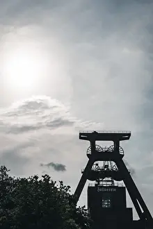 Drucke von Turmwindmühle, Silhouette, Kontrastlicht, Sonnenlicht, Industriedenkmal, Kohle, Bergbau, Zeche Zollverein, Essen in Deutschland Essen Drucke: Wendelturm, Silhouette, Kontrastlicht.