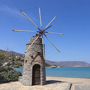 Greek Island Windmills Drucke: Windmill on the beach of Elounda