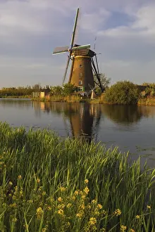 Kinderdijk UNESCO Site Drucke: Windmill on the canal, Kinderdijk