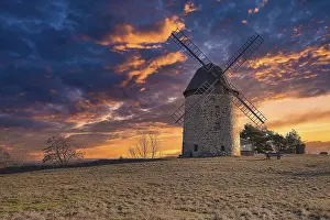 Sunset Farm Scene Drucke: A windmill in the field in the sunset