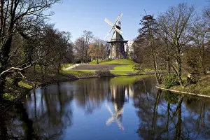 Drucke von Windmühle und ihr Spiegelbild im See in Bremen, Deutschland Windmühle und ihr Spiegelbild im See in Bremen, Deutschland Bremen Drucke: Mühle im Wind und ihr Spiegelbild auf dem See in Bremen.