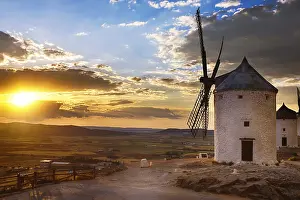 Deserted Windmill In Spain Drucke: Windmill at sunset, Consuegra, Spain