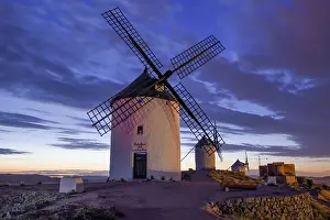 Traditional Spanish Architecture Drucke: Windmills of Consuegra at dusk