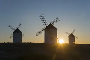 Windmills At Sunrise Drucke: Three windmills in the sunrise light