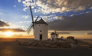 Deserted Windmill Spain Drucke: Windmills at sunset, Consuegra